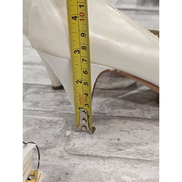 Y2K 90's Steve Madden Size 8 Off White Peep Toe Heels Satin 2.5" heels - Picture 9 of 9